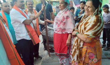 भाजपा स्थापना दिवस पर मौदहापारा में गांव चलो बस्ती चलो अभियान के तहत सरकार की विभिन्न योजना के संबंध में लाभार्थियों से घर-घर जाकर किया नेताओ ने सम्पर्क 