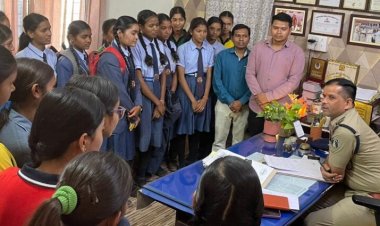 स्वामी आत्मानंद स्कूल के छात्राओं ने किया थाने का भ्रमण:पुलिस कार्यप्रणाली और कानून की जानकारी दी गई