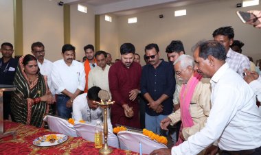 विधायक अनुज शर्मा ने ख़रोरा में बाबा साहेब को अर्पित की पुष्पांजलि; डॉ. बी आर अंबेडकर सर्वसमाज मांगलिक भवन का किया शुभारंभ