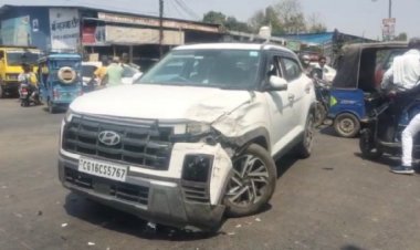 अंबिकापुर का गांधी चौक बना 'ब्लैक स्पॉट', दो कारों की जोरदार भिड़ंत, बाल-बाल बचे सवार