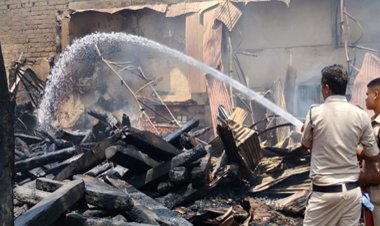 टिंबर मार्केट में लगी भीषण आग, प्लाईवुड सहित लाखों का सामान जलकर खाक