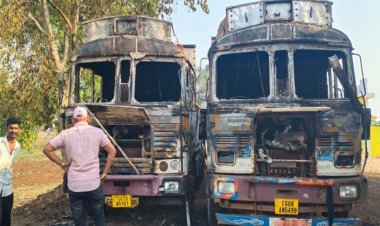 गांव के बीच खड़ी दो ट्रकों में लगाई आग, पुलिस जांच में जुटी