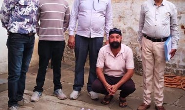 रिहायशी मकान से महाराष्ट्र निर्मित ‘संत्री’ शराब बरामद