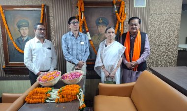 शहीद अरूण केशव सप्रे को जयंती पर निगम मुख्यालय सामान्य सभा सभागार में तैल चित्र पर निगम संस्कृति विभाग अध्यक्ष अमर गिदवानी अपर आयुक्त विनोद पाण्डेय, शहीद की धर्मपत्नी श्रीमती मीना ताई सप्रे ने किया सादर नमन 