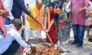 उत्तर विधायक पुरंदर मिश्रा ने महापौर मीनल चौबे सहित उत्तर विधानसभा के पण्डित रविशंकर शुक्ल वार्ड और सिविल लाईन वार्ड में अधोसंरचना मद से लगभग 60 लाख रूपये के सीसी रोड, नाली, पुलिया के नवीन विकास कार्यों का भिन्न 6 स्थानों पर भूमिपूजन कर नगरवासियों को दी शानदार सौगात