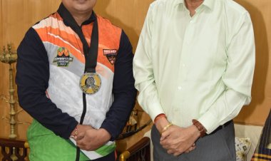 राज्यपाल श्री डेका ने स्वर्ण पदक विजेता आर्मरेसलर श्रीमंत झा को दी बधाई