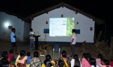 बड़ेकनेरा में रात्रि चौपाल के माध्यम से ग्रामीणों को जनगणना हेतु किया जा रहा जागरूक