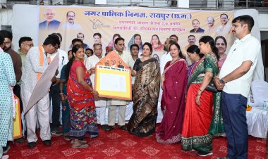 रायपुर पश्चिम विधायक राजेश मूणत ने महापौर मीनल चौबे और एमआईसी सदस्यों, जोन अध्यक्षगणों, पार्षदों सहित दिए भवन अनुज्ञा पत्र, हितग्राहियों के चेहरे खिले