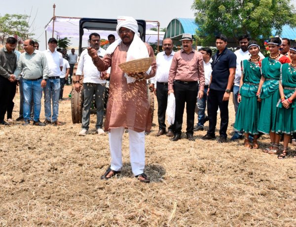 कृषि मंत्री श्री नेताम ने मिट्टी एवं बीजों की पूजा की और ट्रैक्टर चलाकर बीजों की बुआई की