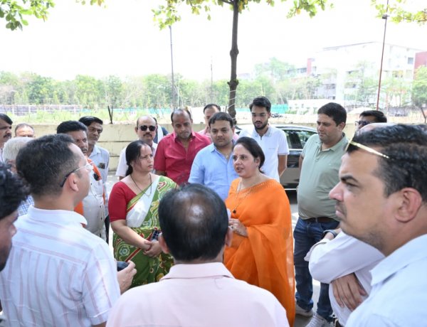 महापौर मीनल चौबे किस्ट ग्रीन आवासीय परिसर पहुंची महापौर ने बिल्डर के स्वीकृत अभिन्यास की नियमानुसार जांच करवाकर कडी कार्यवाही करने के निर्देश दिये है।