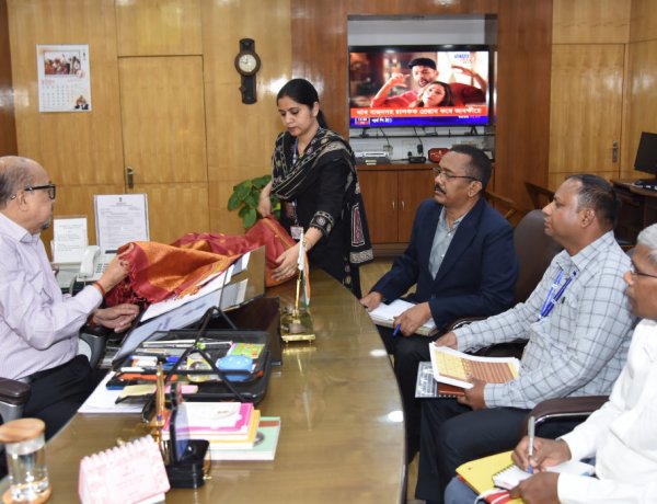 राज्यपाल  रमेन डेका ने सुझाव दिया कि कोसा साड़ी एवं शाल में डॉबी और जैकार्ड तकनीक का उपयोग कर आधुनिक डिज़ाइन विकसित किए जाएं।