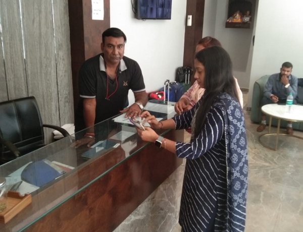 नगर निगम जोन 2 स्वास्थ्य विभाग ने होटल त्रिमूर्ति इन पर गन्दगी मिलने पर किया 10000 रूपये ई चालान