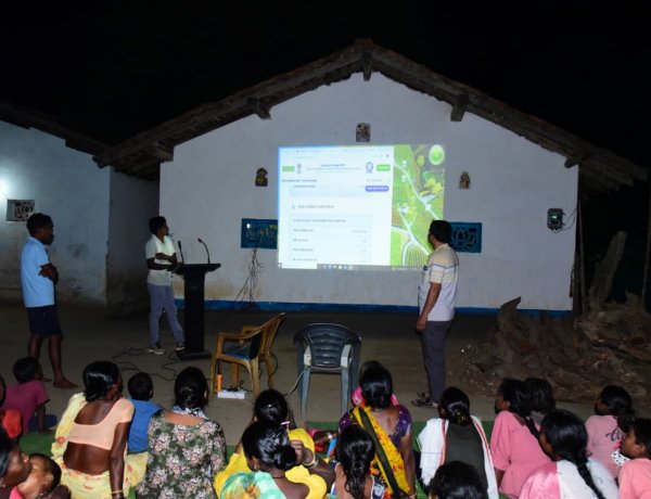 बड़ेकनेरा में रात्रि चौपाल के माध्यम से ग्रामीणों को जनगणना हेतु किया जा रहा जागरूक