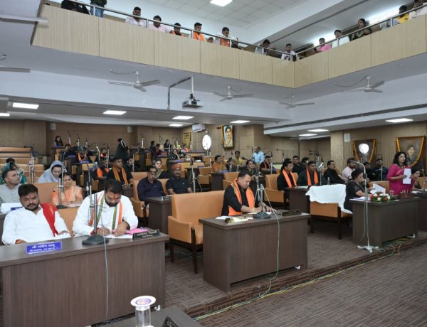 महिला अल्पकालिक सशक्तिकरण हेतु जनजागरूकता अभियान के आयोजन एवं समन्वय पर चर्चा विषय पर रायपुर नगर निगम में विशेष सामान्य सभा में प्रस्ताव चर्चा उपरांत सर्वसम्मति से पारित किया गया