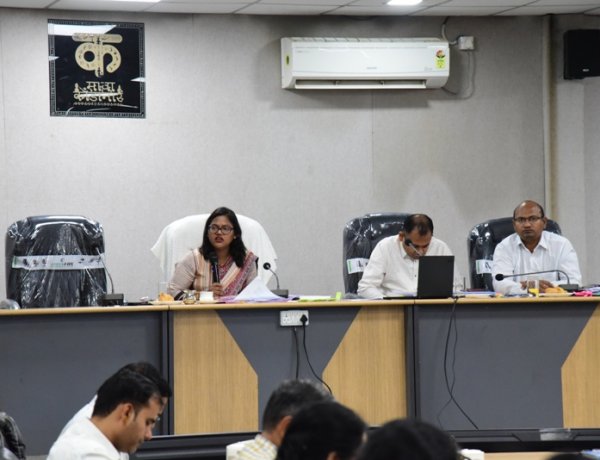 कलेक्टर ने साप्ताहिक समय-सीमा की बैठक में योजनाओं का शत प्रतिशत लाभ पहुंचाने पर दिया जोर