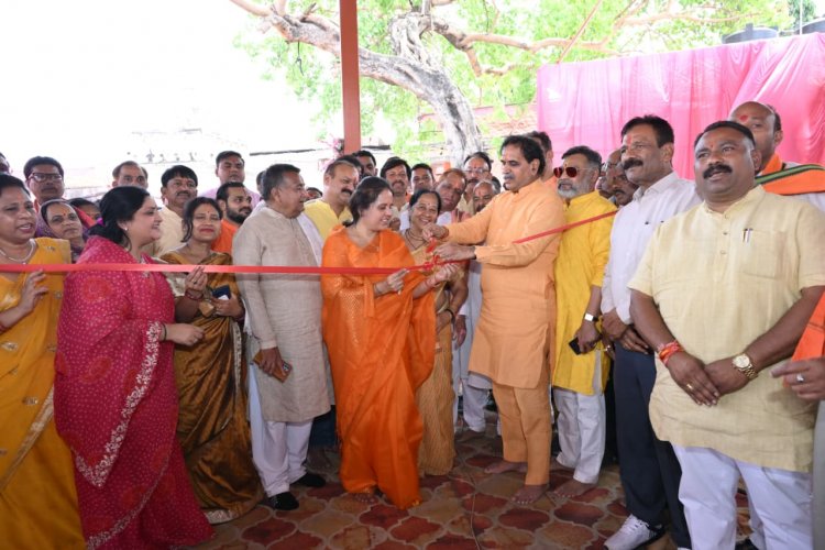 पश्चिम विधायक राजेश मूणत और  महापौर मीनल चौबे ने निगम जोन 1 वार्ड 15 में गुढ़ियारी मच्छीतालाब श्री हनुमान मन्दिर के समीप नवनिर्मित शेड का पार्षदगणों, श्रीराम भक्तों सहित फीता काटकर किया लोकार्पण