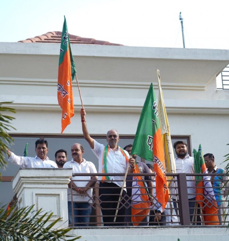 भाजपा स्थापना दिवस पर सांसद बृजमोहन अग्रवाल ने कार्यालय में फहराया पार्टी ध्वज