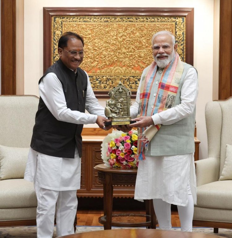 प्रभु श्रीराम के आदर्शों से प्रेरित छत्तीसगढ़ : मुख्यमंत्री श्री साय ने प्रधानमंत्री  नरेंद्र मोदी को बेल मेटल निर्मित ‘माता कौशल्या के राम’ कलाकृति की भेंट