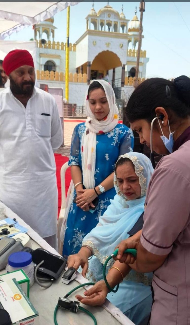 बैसाखी पूर्व आयोजित चिकित्सा शिविर में रक्तदान करने वालों को मिला प्रमाणपत्र व उपहार