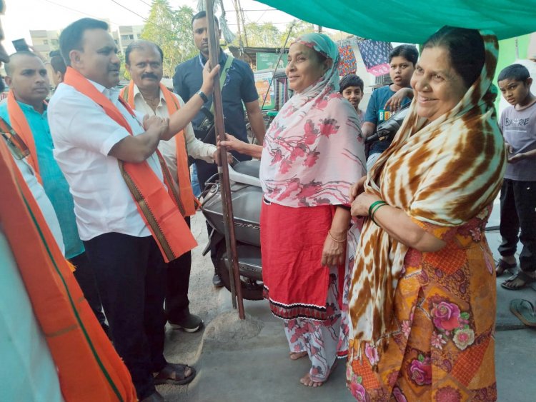 भाजपा स्थापना दिवस पर मौदहापारा में गांव चलो बस्ती चलो अभियान के तहत सरकार की विभिन्न योजना के संबंध में लाभार्थियों से घर-घर जाकर किया नेताओ ने सम्पर्क 