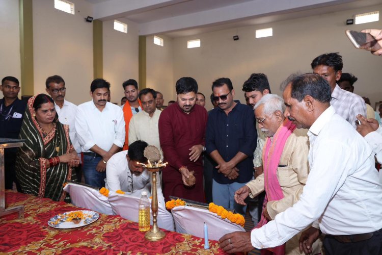 विधायक अनुज शर्मा ने ख़रोरा में बाबा साहेब को अर्पित की पुष्पांजलि; डॉ. बी आर अंबेडकर सर्वसमाज मांगलिक भवन का किया शुभारंभ