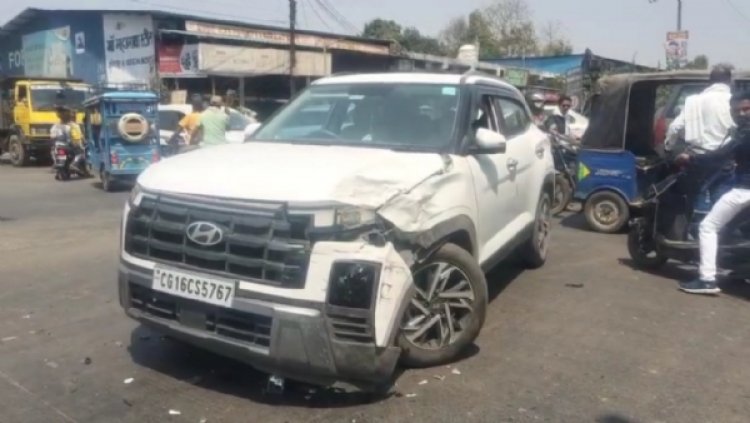 अंबिकापुर का गांधी चौक बना 'ब्लैक स्पॉट', दो कारों की जोरदार भिड़ंत, बाल-बाल बचे सवार