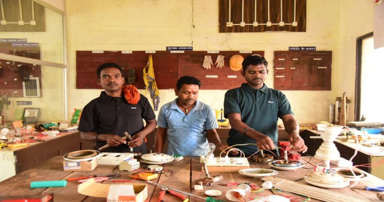 अब हथियार नहीं, हुनर से बदल रही पुनर्वासितों की जिंदगी, इलेक्ट्रीशियन ट्रेड में दिया जा रहा प्रशिक्षण