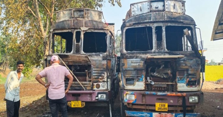 गांव के बीच खड़ी दो ट्रकों में लगाई आग, पुलिस जांच में जुटी