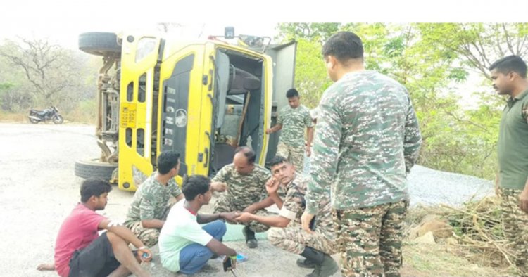 अनियंत्रित तेज रफ्तार हाईवा पलटी 3 घायल