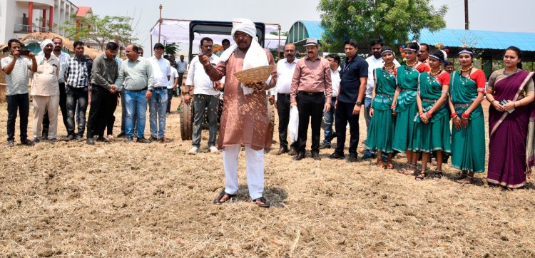 कृषि मंत्री श्री नेताम ने मिट्टी एवं बीजों की पूजा की और ट्रैक्टर चलाकर बीजों की बुआई की