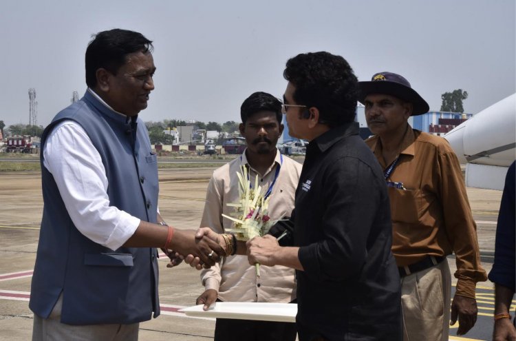 जगदलपुर : भारत रत्न  सचिन तेंदुलकर का एयरपोर्ट में आत्मीय स्वागत