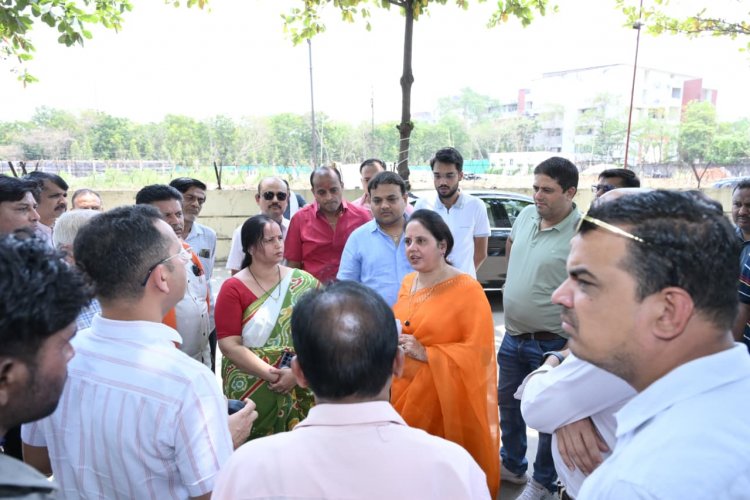 महापौर मीनल चौबे किस्ट ग्रीन आवासीय परिसर पहुंची महापौर ने बिल्डर के स्वीकृत अभिन्यास की नियमानुसार जांच करवाकर कडी कार्यवाही करने के निर्देश दिये है।