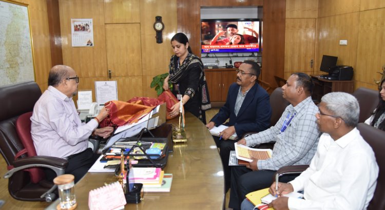 राज्यपाल  रमेन डेका ने सुझाव दिया कि कोसा साड़ी एवं शाल में डॉबी और जैकार्ड तकनीक का उपयोग कर आधुनिक डिज़ाइन विकसित किए जाएं।