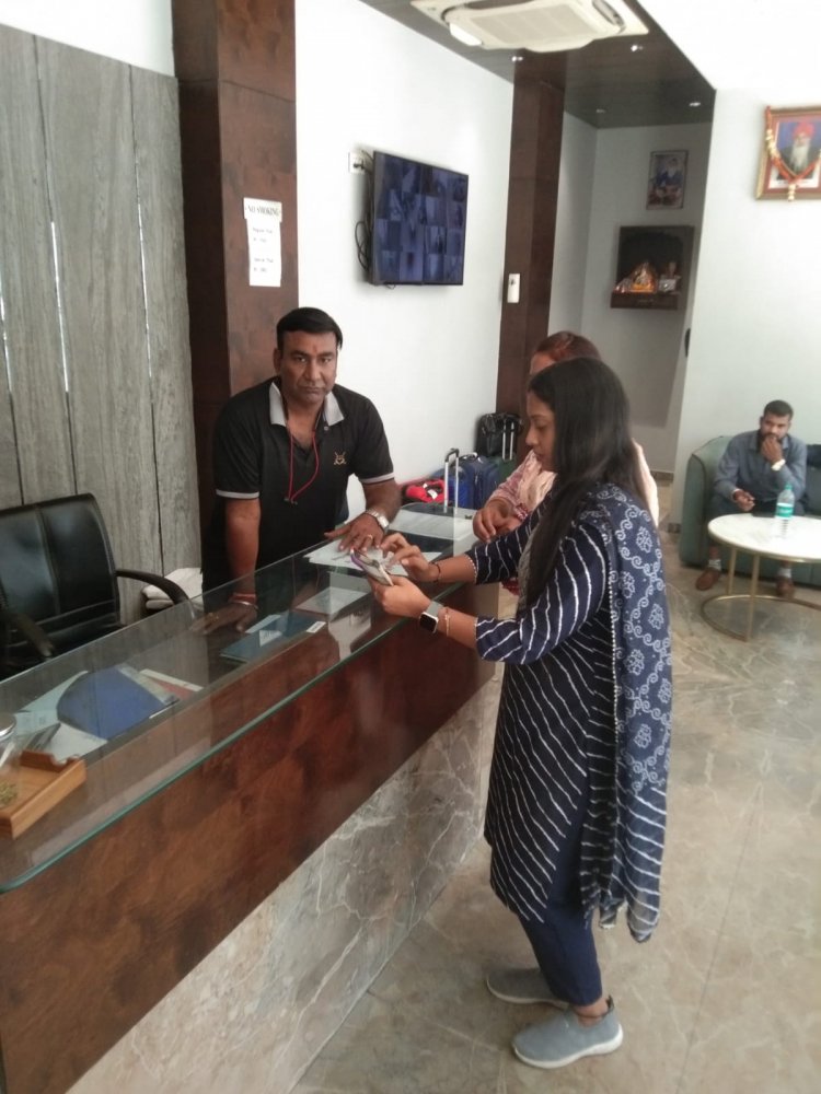 नगर निगम जोन 2 स्वास्थ्य विभाग ने होटल त्रिमूर्ति इन पर गन्दगी मिलने पर किया 10000 रूपये ई चालान