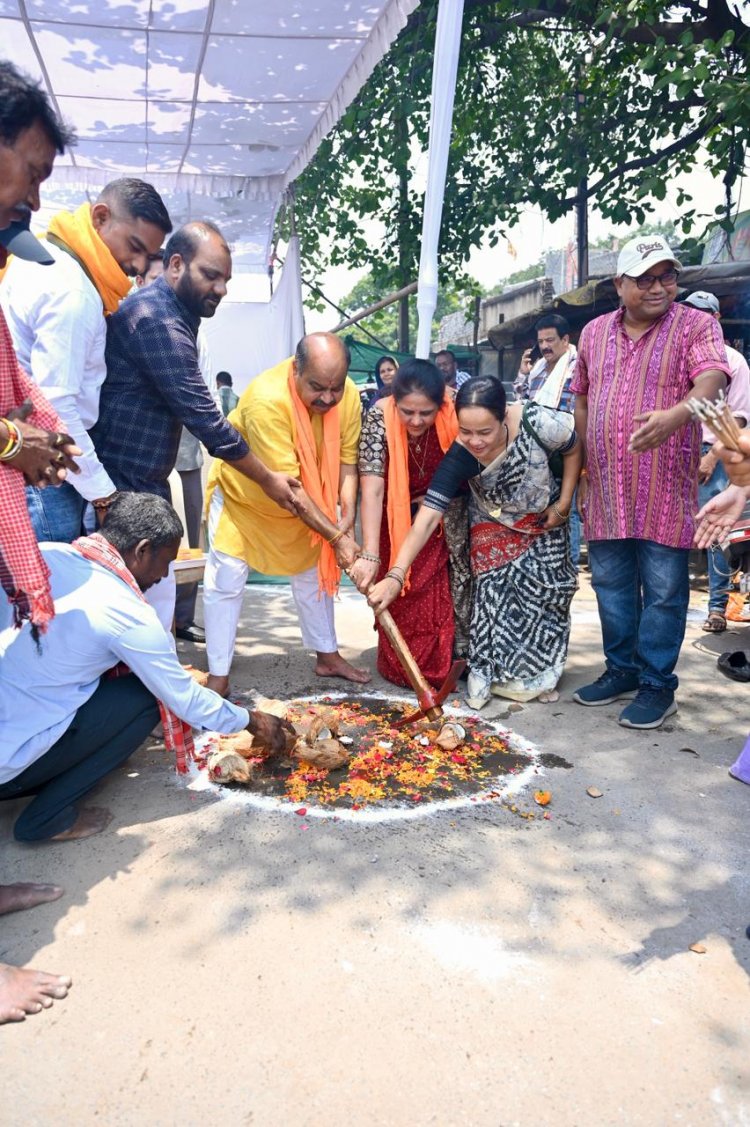 उत्तर विधायक मिश्रा ने महापौर  सहित उत्तर विधानसभा के पण्डित रविशंकर शुक्ल वार्ड और सिविल लाईन वार्ड में अधोसंरचना मद से लगभग 60 लाख रूपये के सीसी रोड, नाली, पुलिया के नवीन विकास कार्यों का भिन्न 6 स्थानों पर भूमिपूजन कर नगरवासियों को दी शानदार सौगात