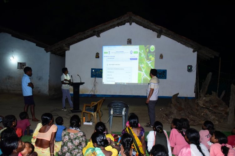 बड़ेकनेरा में रात्रि चौपाल के माध्यम से ग्रामीणों को जनगणना हेतु किया जा रहा जागरूक