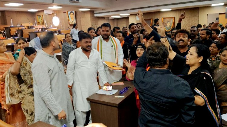 महिला सशक्तिकरण बिल के प्रस्ताव पर काले कपड़े पहन कर आना भारतीय जनता पार्टी के सदस्यों द्वारा समझ से परे है 