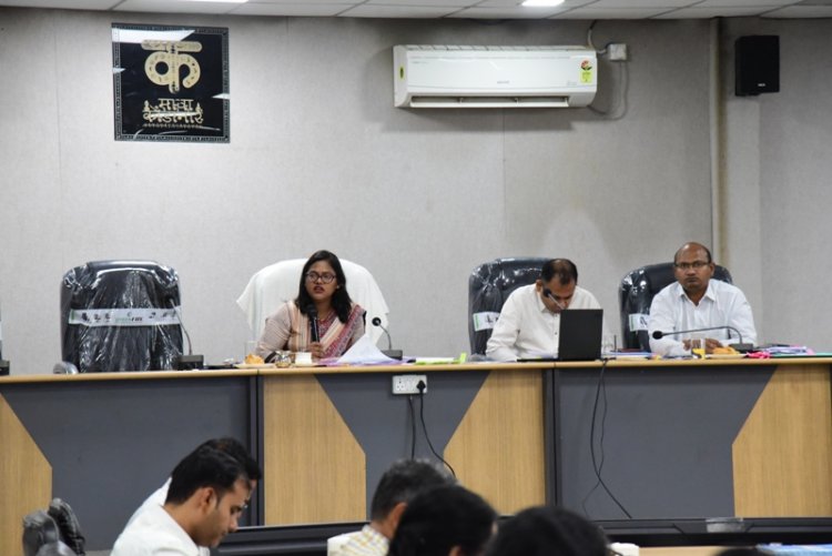 कलेक्टर ने साप्ताहिक समय-सीमा की बैठक में योजनाओं का शत प्रतिशत लाभ पहुंचाने पर दिया जोर