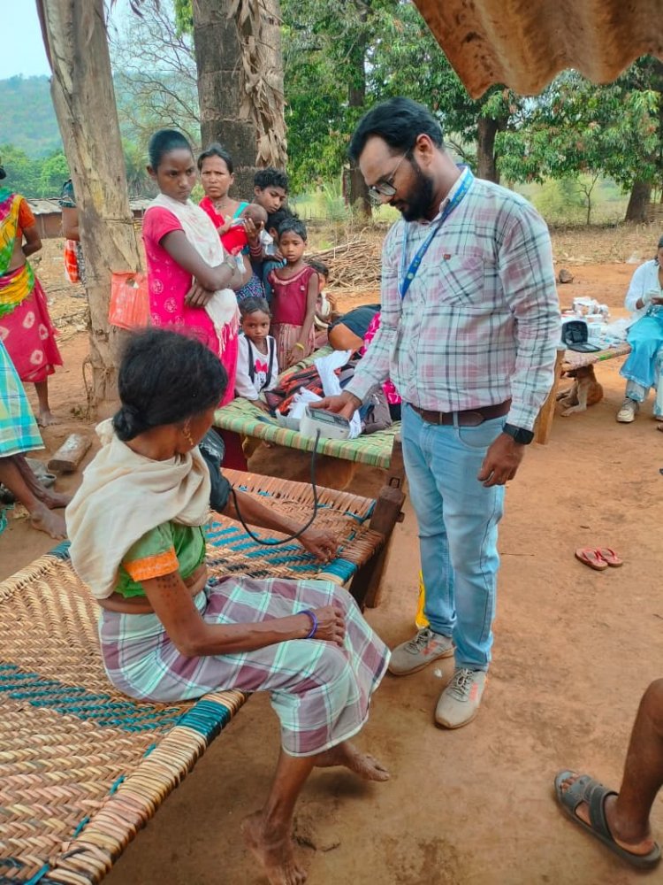 11 किमी की दूरी नहीं बनी बाधा, स्वास्थ्य टीम पहुंची लोहागांव के हर दरवाजे तक