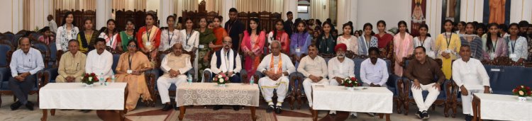 राज्यपाल श्री डेका ने महाविद्यालय की छात्राओं से हुए रूबरू