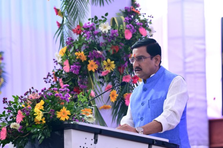 छत्तीसगढ़ बोर्ड टॉपर्स को केंद्रीय मंत्री तोखन साहू की बधाई, अंशुल शर्मा से सोनपापड़ी के साथ मुलाकात का किया वादा