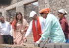निर्माण स्थल पर मुख्यमंत्री का श्रमदान : श्रमिक बहनों के साथ की ईंट जोड़ाई