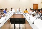 प्रगतिरत विकास कार्यो को समय पर पूर्ण करें, अप्रारंभ कार्यो को शीघ्र प्रारंभ करायें - उद्योग मंत्री