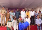 मछली पालन विभाग द्वारा मछुआरा समिति को वितरित किया गया मछली पकड़ने का जाल