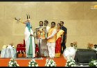 बस्तर सांसद महेश कश्यप ने आध्यात्मिक गुरु श्री श्री रविशंकर जी से की भेंट,बस्तर की आराध्य माँ दंतेश्वरी की छवि और 'गौर मुकुट' कर किया अभिनंदन