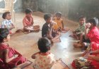 मिट्टी के दीयों और पेपर कप फोन से जगमगाई सीख की दुनिया
