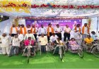 सुशासन तिहार बना संबल : ट्राइसाइकिल मिलने से सुश्री खोमीन कल्लो के जीवन में लौटी आत्मनिर्भरता की मुस्कान