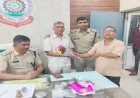 CG – पत्रकार को सड़क पर मिला लाखों का खजाना : ईमानदारी की मिसाल पेश कर पुलिस को लौटाया, सोना-चांदी और कैश देख पुलिस भी रह गई दंग