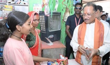 सीएम साय ने ‘लखपति दीदी’ सुमिला की दुकान में की खरीदारी