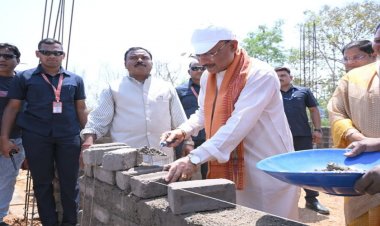 मुख्यमंत्री ने ईंट जोड़कर किया श्रमदान, भैंसामुड़ा में पीएम आवास निर्माण का किया औचक अवलोकन